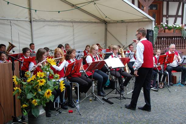 Ein Bild, das Person, Geb�ude, Personen, Boden enth�lt.

Mit sehr hoher Zuverl�ssigkeit generierte Beschreibung